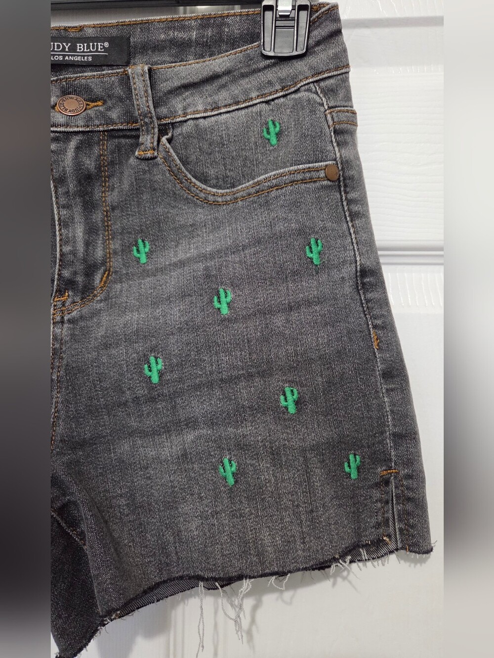 Judy Blue Cactus Embroidered Black Denim Jean Shorts Small High Rise Raw Hem - Picture 6 of 14